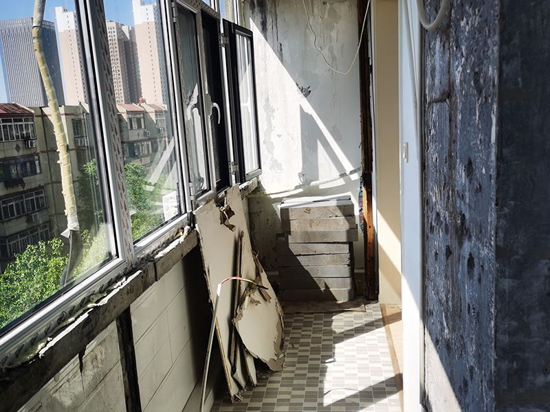 新房陽臺裝修找誰好？房屋局部裝修公司聯(lián)系電話多少？(圖1)