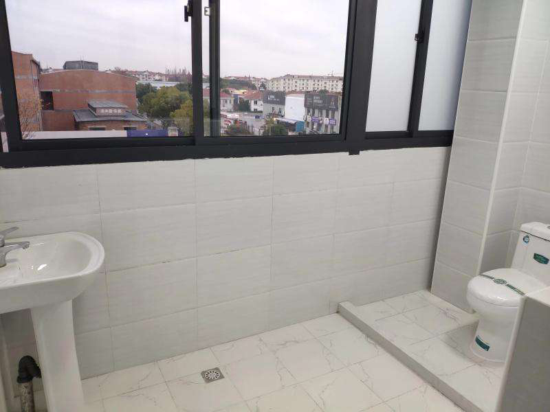 家里陽臺能改造定制衛(wèi)生間嗎？別眨眼！不一樣的陽臺拆改案例來了(圖2)