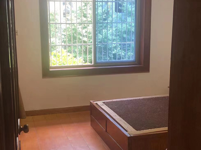 為響應(yīng)三胎政策，業(yè)主將28平主臥改成了三間兒童房(圖2)