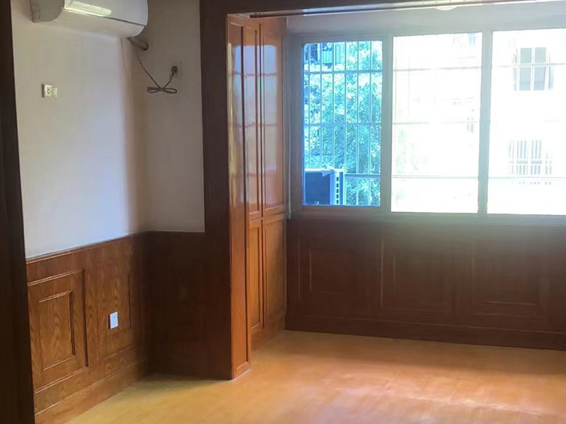 為響應(yīng)三胎政策，業(yè)主將28平主臥改成了三間兒童房(圖1)