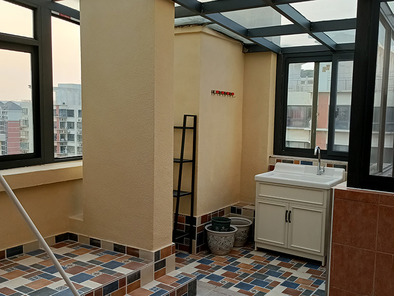 別眨眼，你們心心念念的露天陽(yáng)臺(tái)裝修來(lái)啦！(圖1)