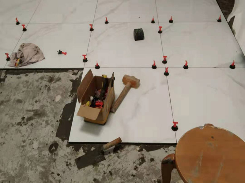 家庭地面用什么材質(zhì)便宜實惠？家庭地面瓷磚怎么選？(圖2)