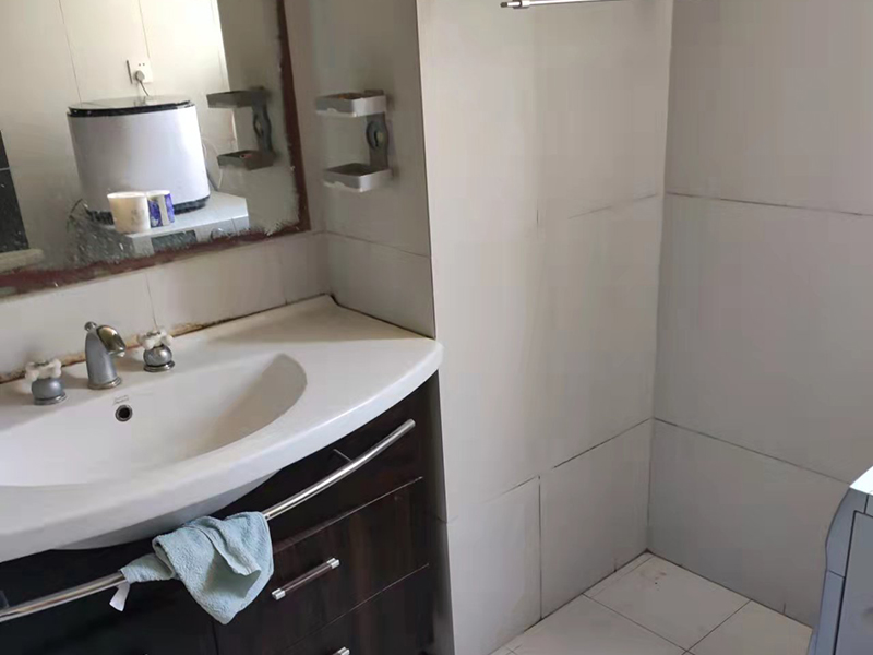 衛(wèi)生間改造不想拆瓷磚怎么翻新？衛(wèi)生間裝修費用大概多少錢？(圖1)