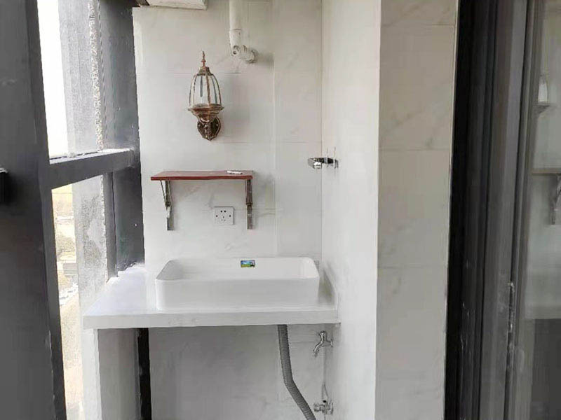 陽(yáng)臺(tái)裝修翻新要不要選擇貼瓷磚？(圖1)