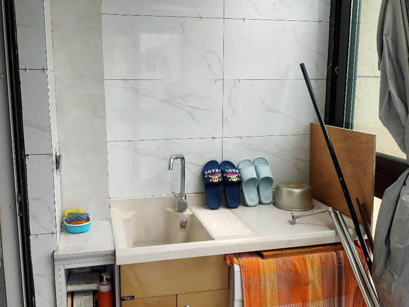 陽(yáng)臺(tái)裝修翻新要不要選擇貼瓷磚？(圖2)