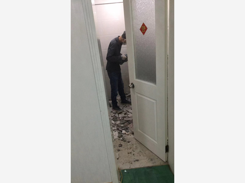 青島衛(wèi)生間砸磚重新做防水包工包料多少錢(qián)