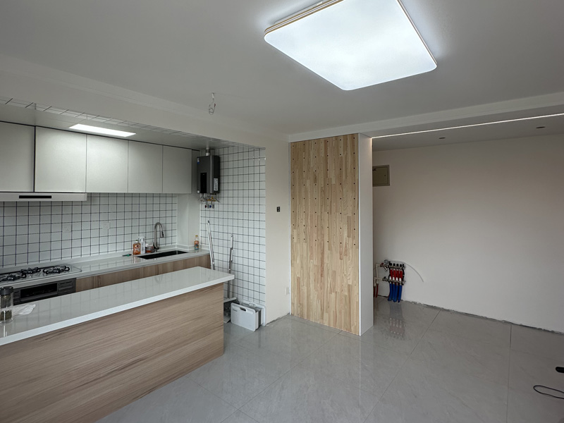 貼瓷磚自己買材料便宜還是包給師傅便宜