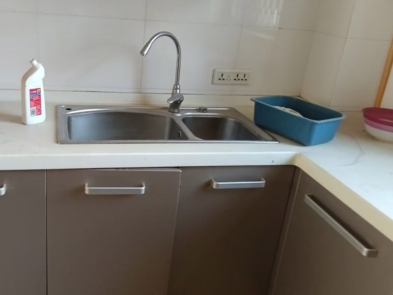 廚房局部改造指南：櫥柜/臺面/地板翻新省錢技巧